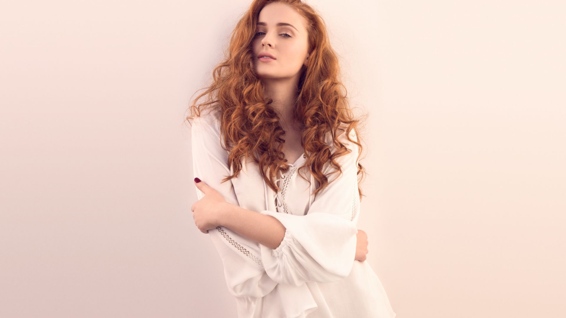 Sophie Turner in White Dress Wallpapers