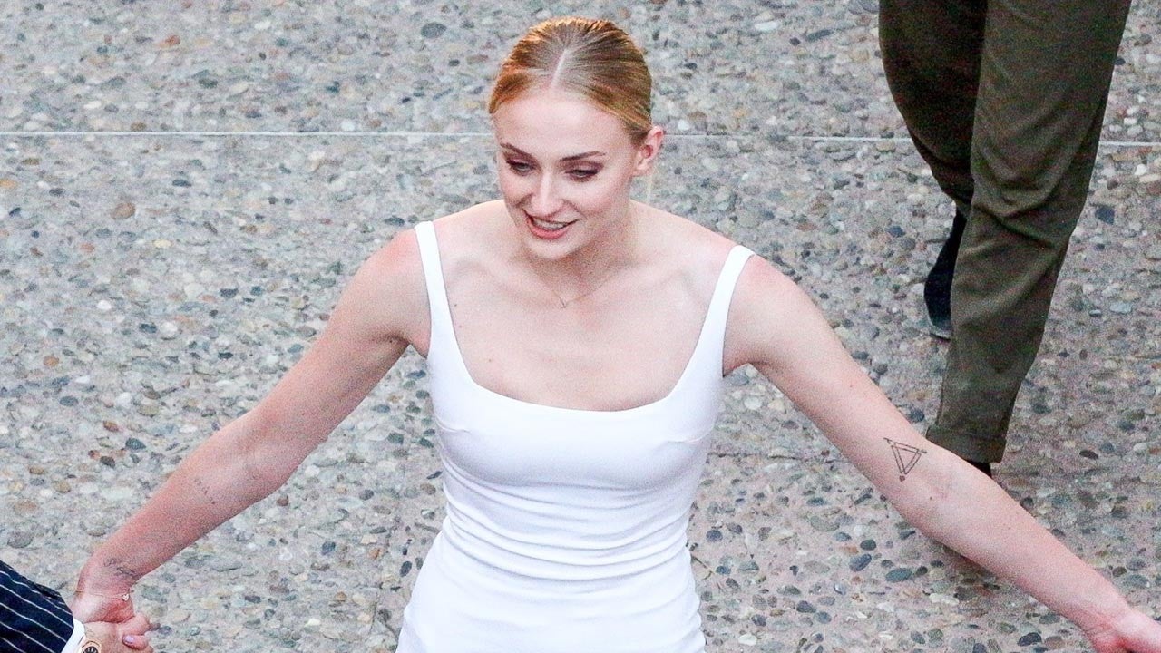 Sophie Turner in White Dress Wallpapers