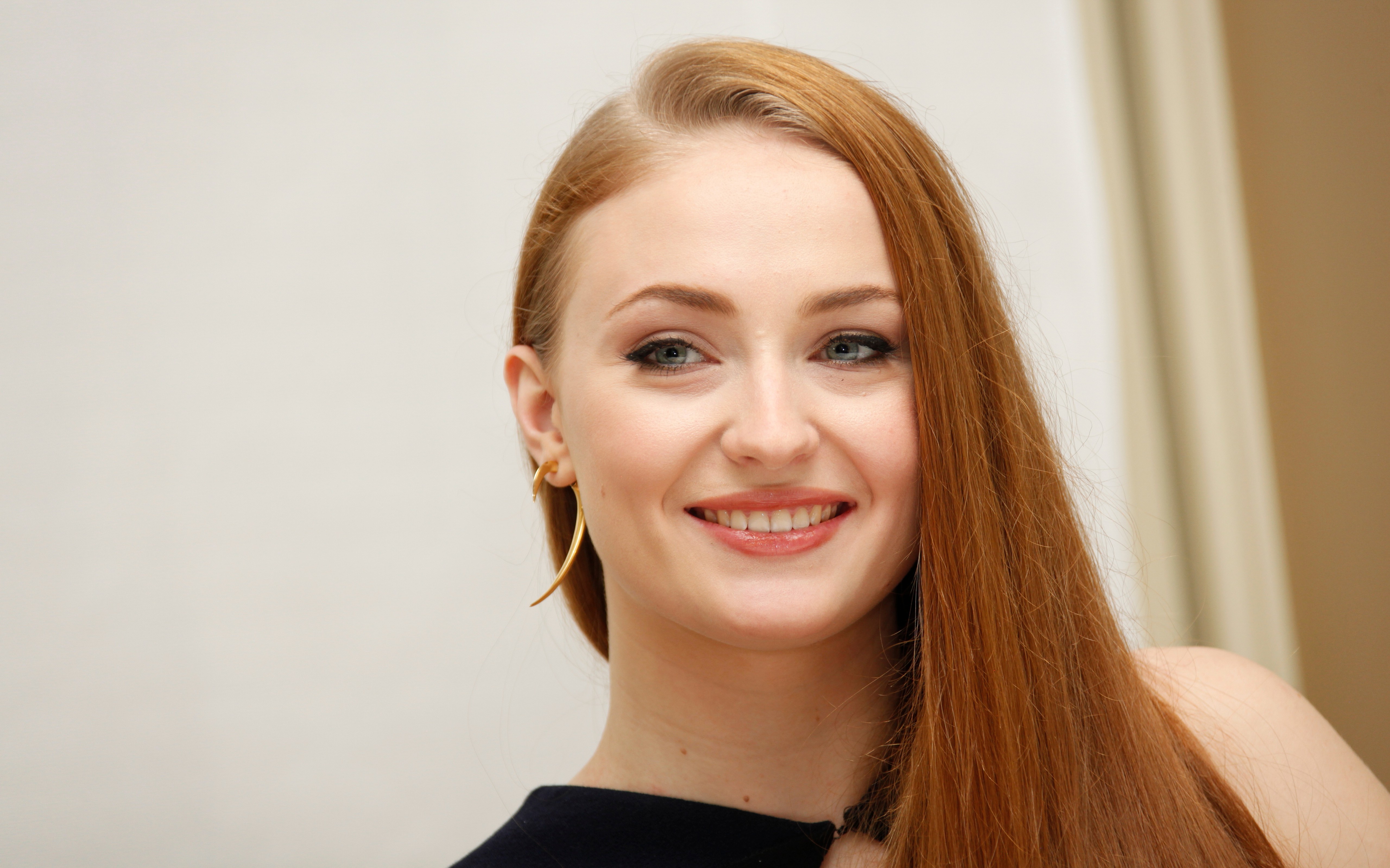 Sophie Turner Smiling Wallpapers