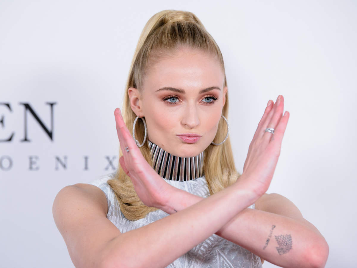 Sophie Turner Smiling Wallpapers