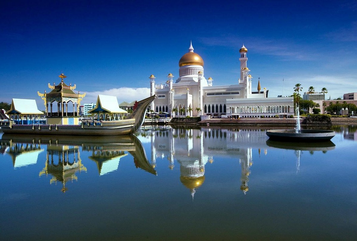 Sultan Omar Ali Saifuddin Mosque Wallpapers