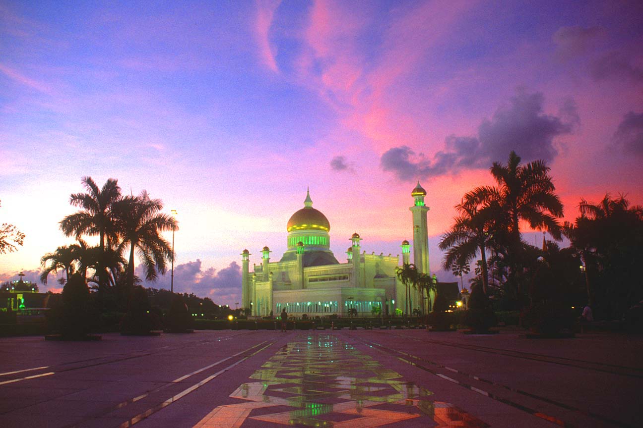 Sultan Omar Ali Saifuddin Mosque Wallpapers