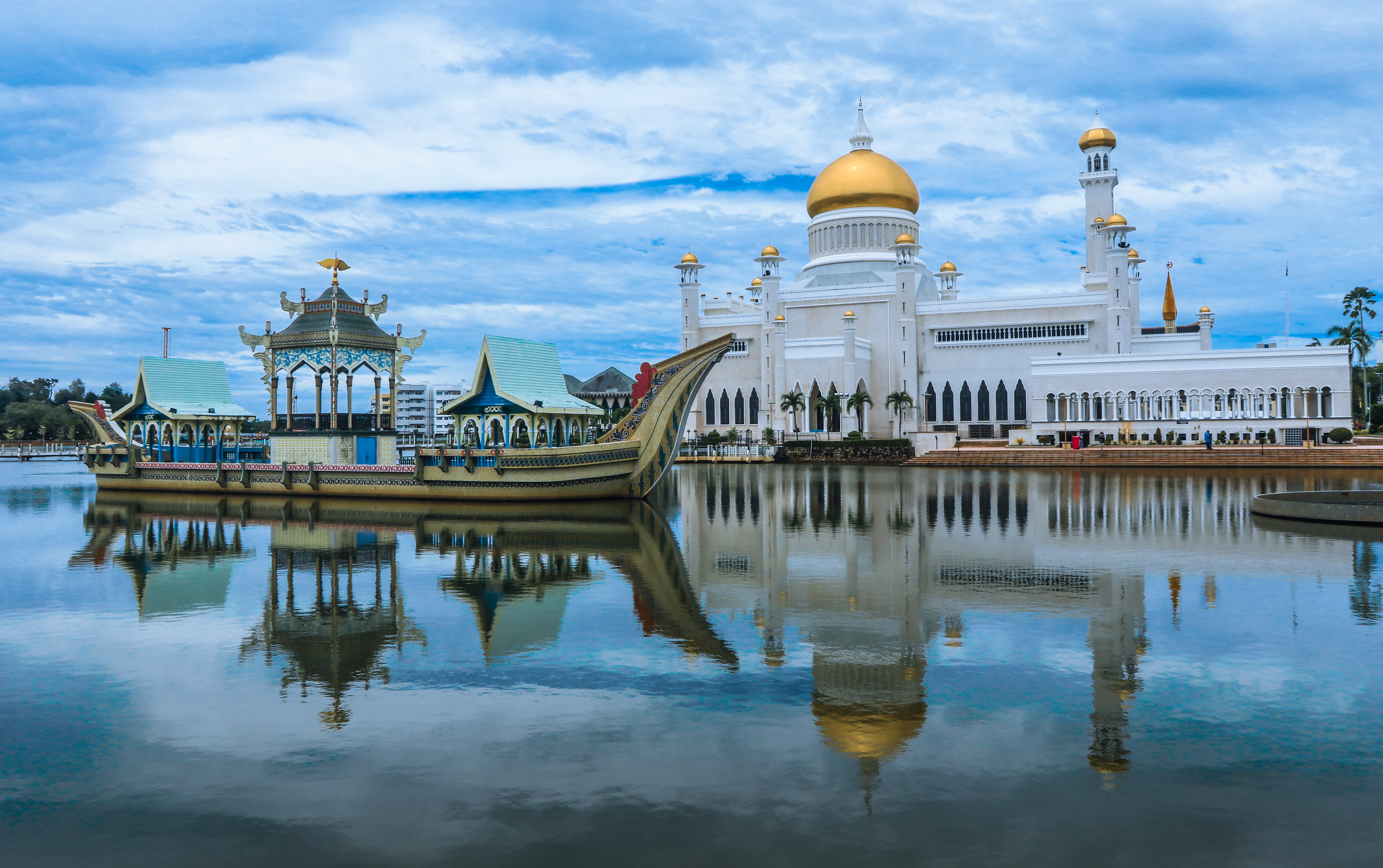 Sultan Omar Ali Saifuddin Mosque Wallpapers