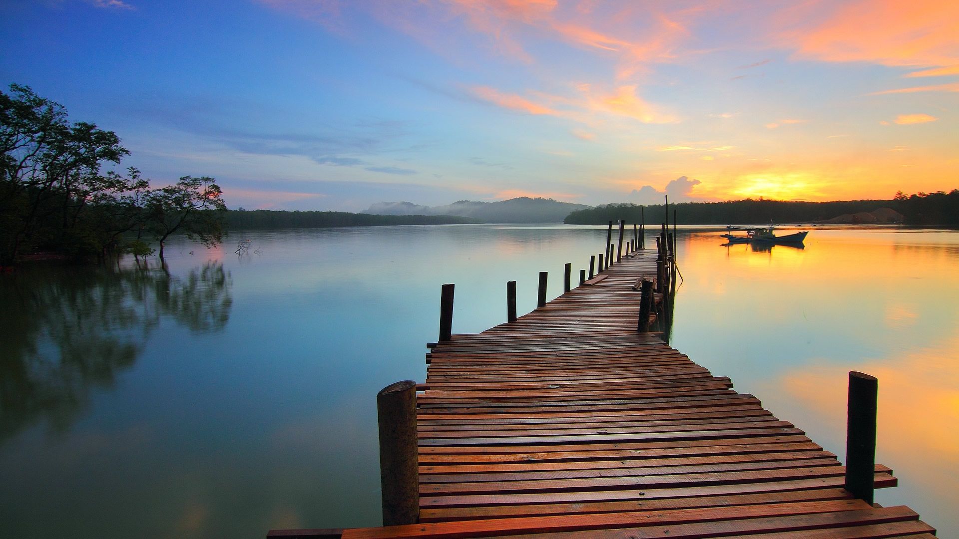 Sunrise Over Kamloops Lake Wallpapers