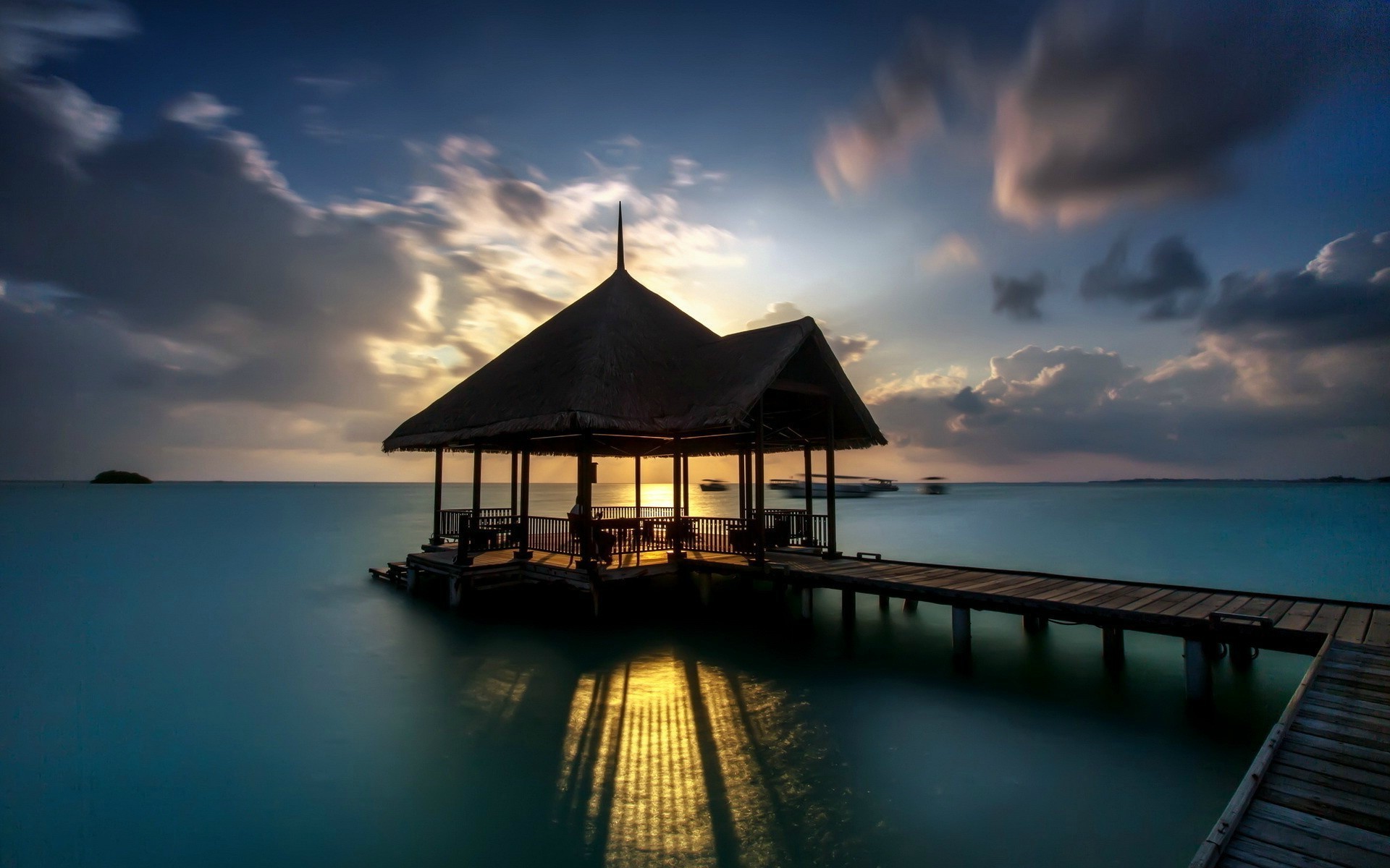 Sunset In Island Huts Wallpapers