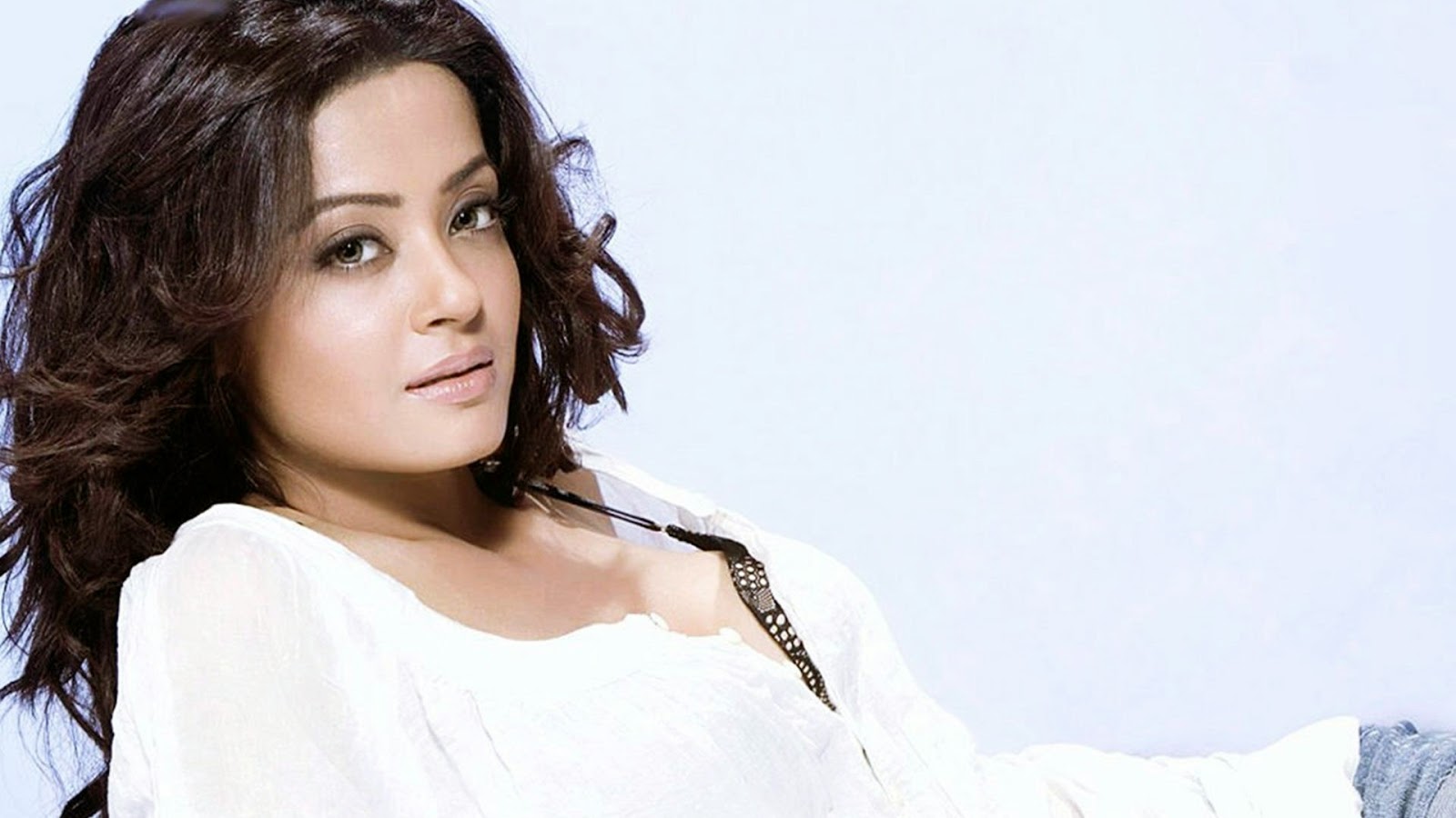 Surveen Chawla Wallpapers