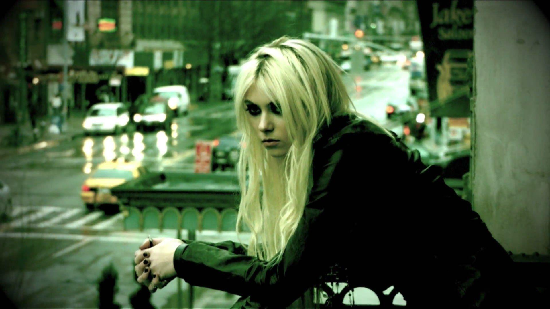 Taylor Momsen 2021 in Red Wallpapers