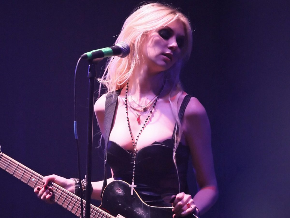 Taylor Momsen 2021 in Red Wallpapers