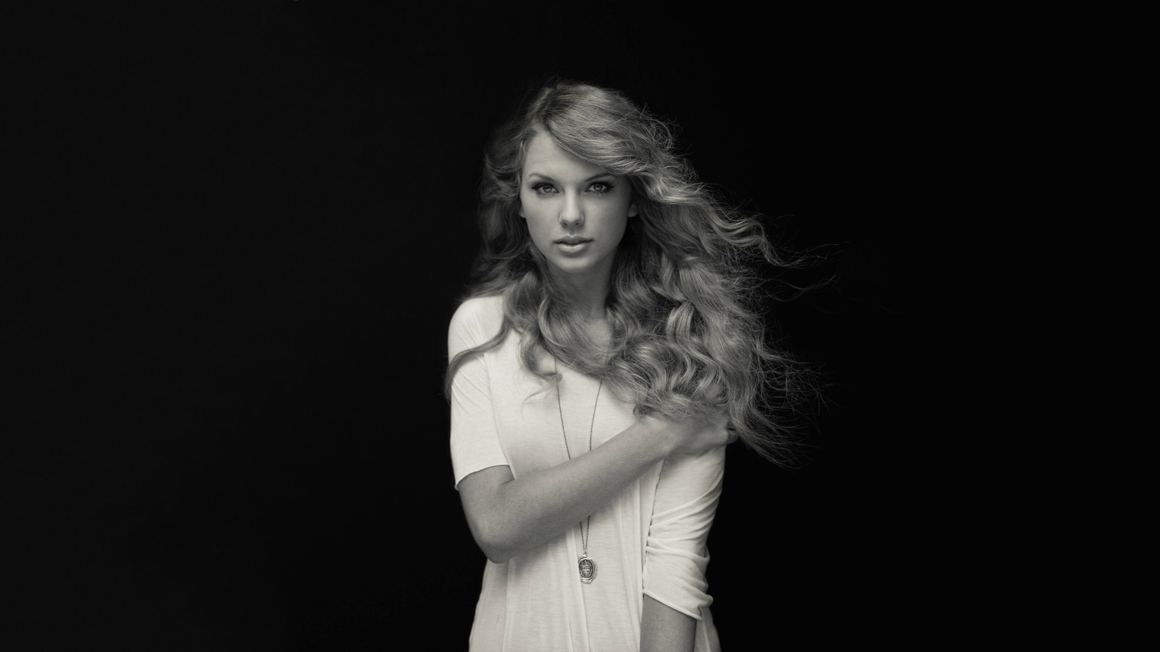 Taylor Swift Monochrome Wallpapers