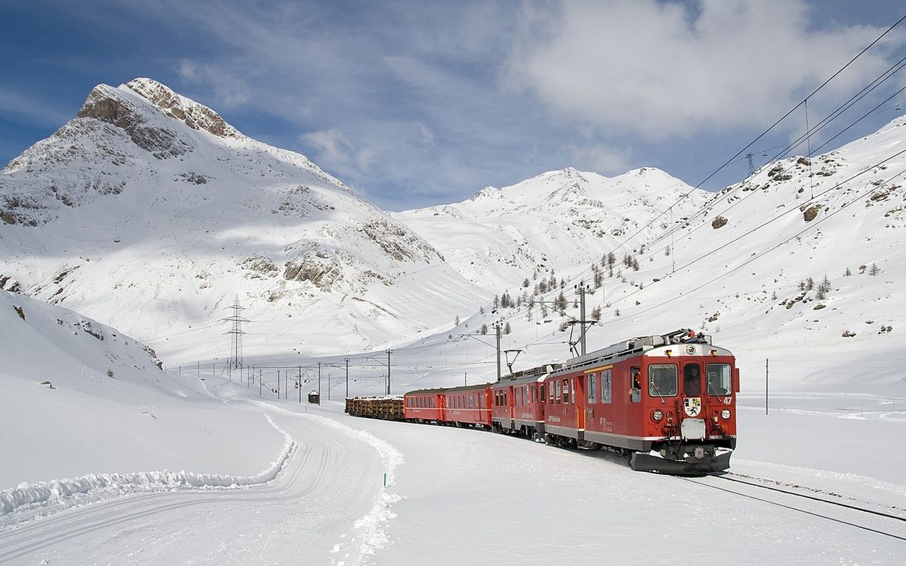 Train 4K Switzerland Aerial Wallpapers