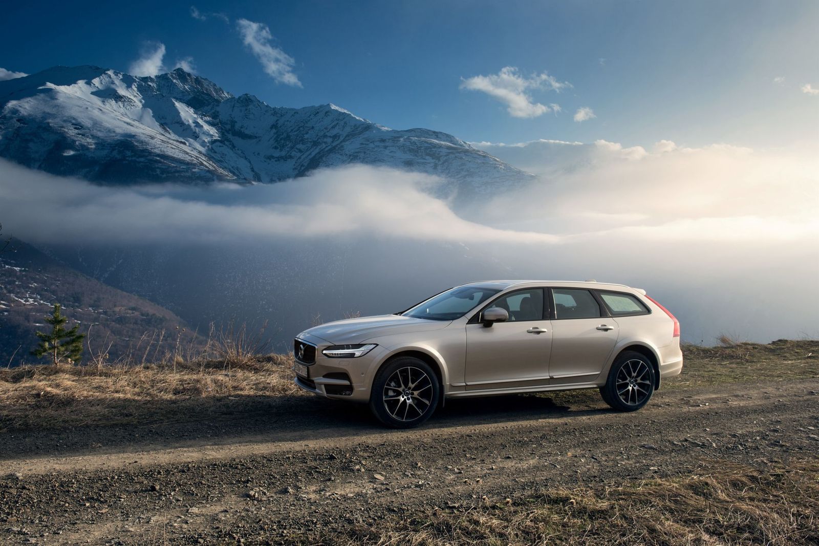 Volvo V90 Cross Country Wallpapers