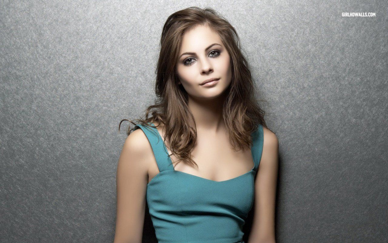 Willa Holland in Black Wallpapers