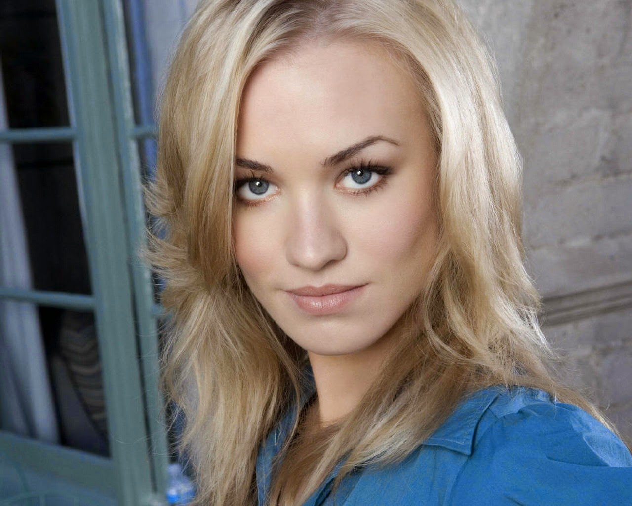 Yvonne Strahovski Hot Australian Actress Wallpapers